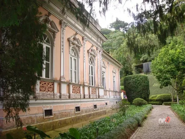 Casa com 30000m² 10 quartos e 4 banheiros, à venda, no bairro Centro em Petrópolis