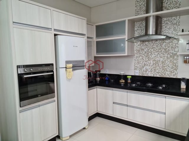 Casa com 300m² 3 quartos e 4 banheiros, à venda, no bairro Condomínio Belvedere em Cuiabá