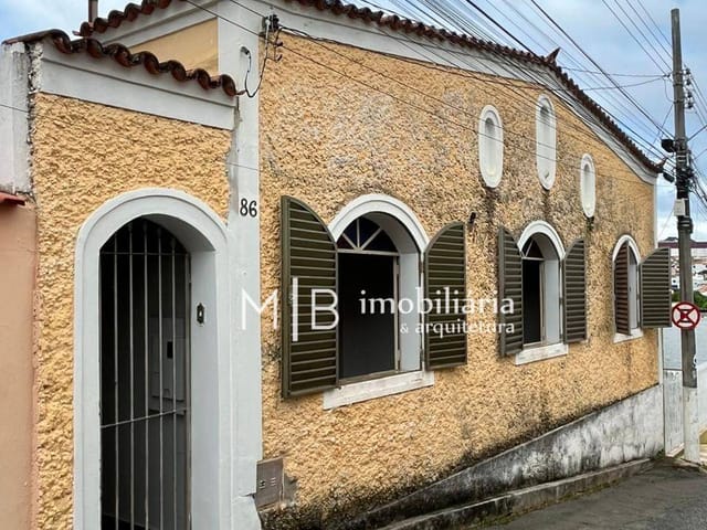 Casa 5 quartos e 2 banheiros, para alugar, no bairro Centro em Lavras