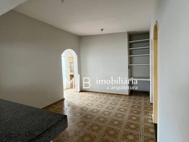 Casa 5 quartos e 2 banheiros, para alugar, no bairro Centro em Lavras