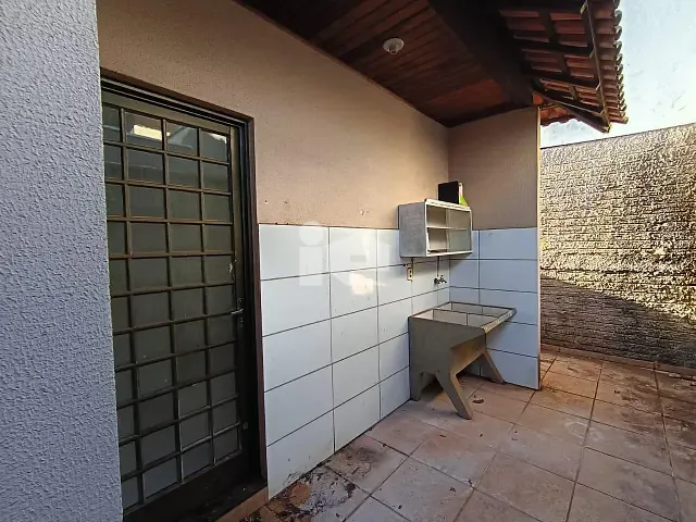 Casa 2 quartos e 1 banheiro, para alugar, no bairro Jardim Caviúna em Rolândia