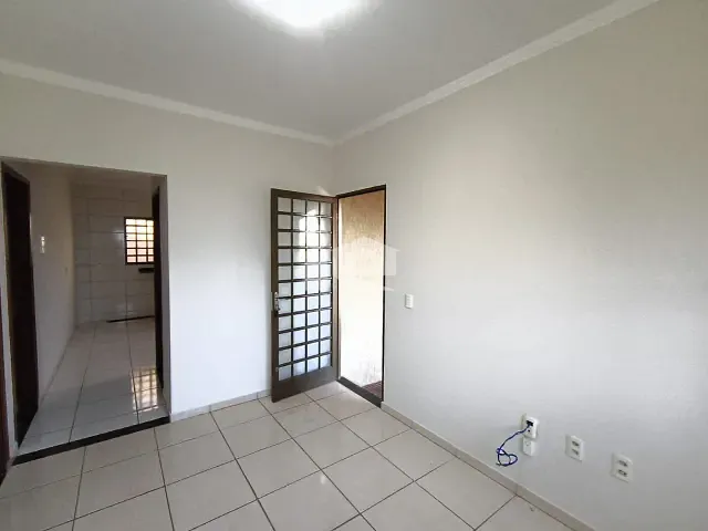Casa 2 quartos e 1 banheiro, para alugar, no bairro Jardim Caviúna em Rolândia