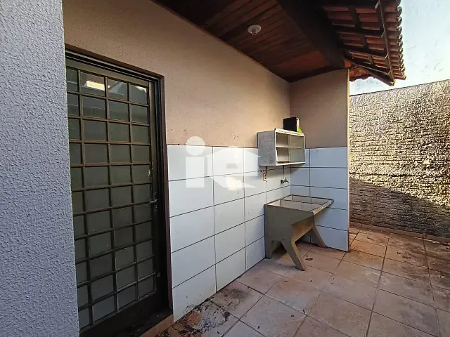 Casa 2 quartos e 1 banheiro, para alugar, no bairro Jardim Caviúna em Rolândia