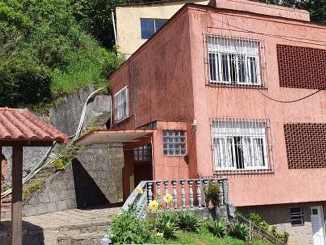 Casa 4 quartos e 1 banheiro, à venda, no bairro Valparaíso em Petrópolis