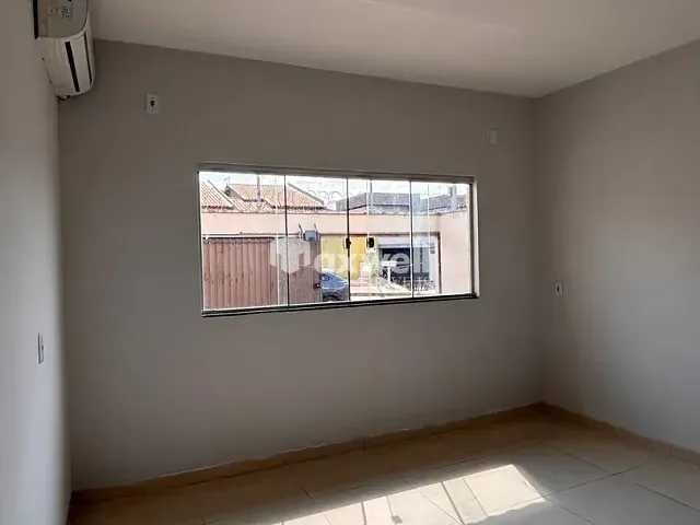 Casa 3 quartos e 2 banheiros, para alugar, no bairro Parque Hayala em Aparecida de Goiânia