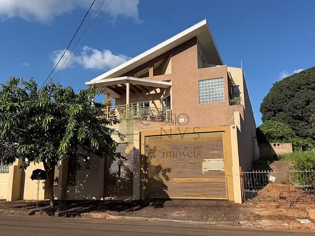 Casa com 550m² 3 quartos e 5 banheiros, à venda, no bairro Vila Brasil em Apucarana