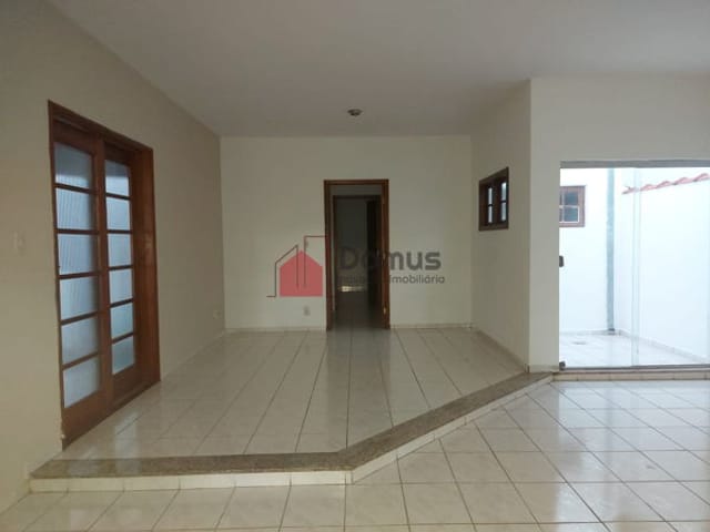 Casa com 190m², à venda ou para alugar, no bairro Jardim Cristina em Pindamonhangaba
