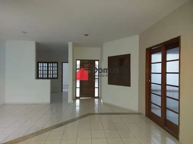 Casa com 190m², à venda ou para alugar, no bairro Jardim Cristina em Pindamonhangaba