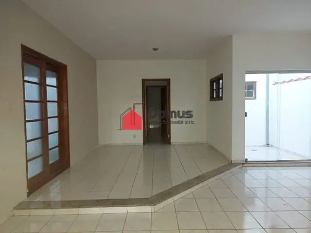 Casa com 190m², à venda ou para alugar, no bairro Jardim Cristina em Pindamonhangaba