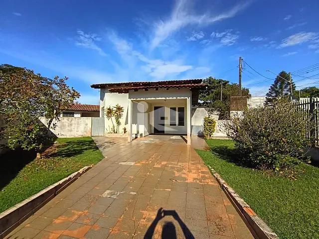 Casa 3 quartos e 2 banheiros, para alugar, no bairro Jardim Caviúna em Rolândia