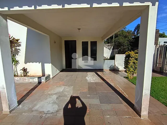 Casa 3 quartos e 2 banheiros, para alugar, no bairro Jardim Caviúna em Rolândia