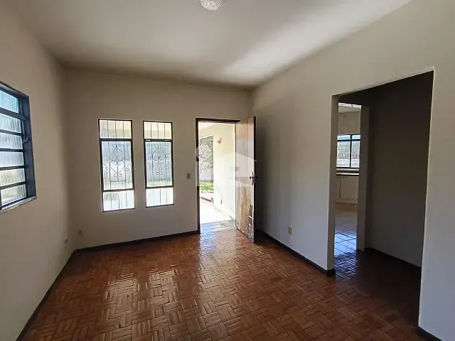 Casa 3 quartos e 2 banheiros, para alugar, no bairro Jardim Caviúna em Rolândia