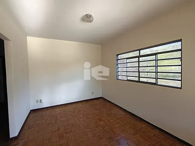 Casa 3 quartos e 2 banheiros, para alugar, no bairro Jardim Caviúna em Rolândia