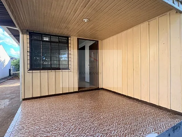 Casa 3 quartos e 2 banheiros, para alugar, no bairro Centro em Rolândia