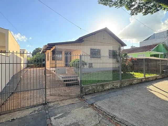Casa 3 quartos e 2 banheiros, para alugar, no bairro Centro em Rolândia