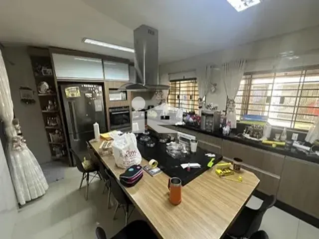 Casa com 300m² 3 quartos e 4 banheiros, à venda, no bairro Roland Garden em Rolândia