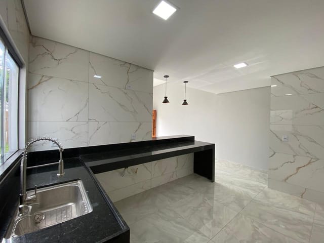 Casa com 300m² 3 quartos e 4 banheiros, à venda, no bairro Jardim Atlântico Oeste (Itaipuaçu) em Maricá