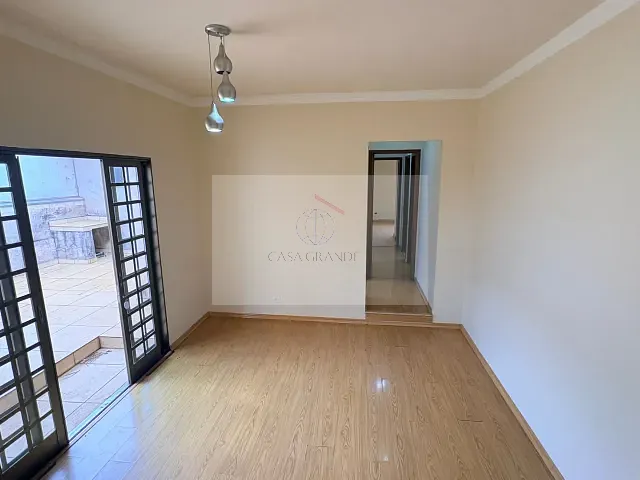 Casa com 300m² 3 quartos e 3 banheiros, à venda, no bairro Jardim Caviúna em Rolândia