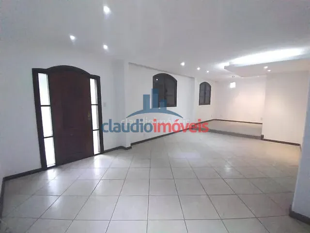 Casa com 450m² 5 quartos e 4 banheiros, à venda, no bairro Vila Mury em Volta Redonda