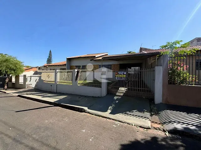 Casa 3 quartos e 2 banheiros, à venda, no bairro Jardim Caviúna em Rolândia