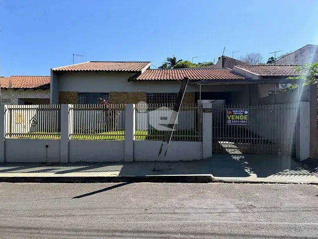 Casa 3 quartos e 2 banheiros, à venda, no bairro Jardim Caviúna em Rolândia