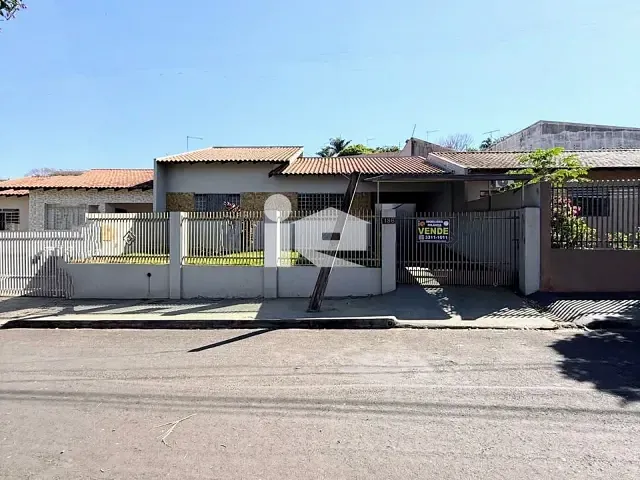 Casa 3 quartos e 2 banheiros, à venda, no bairro Jardim Caviúna em Rolândia