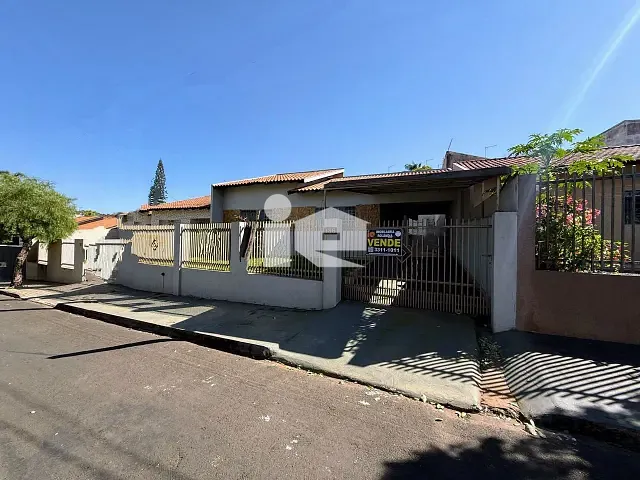 Casa 3 quartos e 2 banheiros, à venda, no bairro Jardim Caviúna em Rolândia