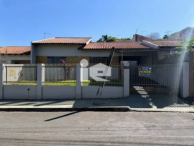 Casa 3 quartos e 2 banheiros, à venda, no bairro Jardim Caviúna em Rolândia