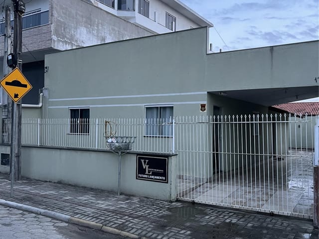 Casa com 240m² 3 quartos e 2 banheiros, à venda, no bairro Pereque em Porto Belo