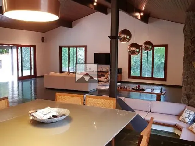 Casa com 880m² 4 quartos e 3 banheiros, à venda, no bairro Piratininga em Niterói