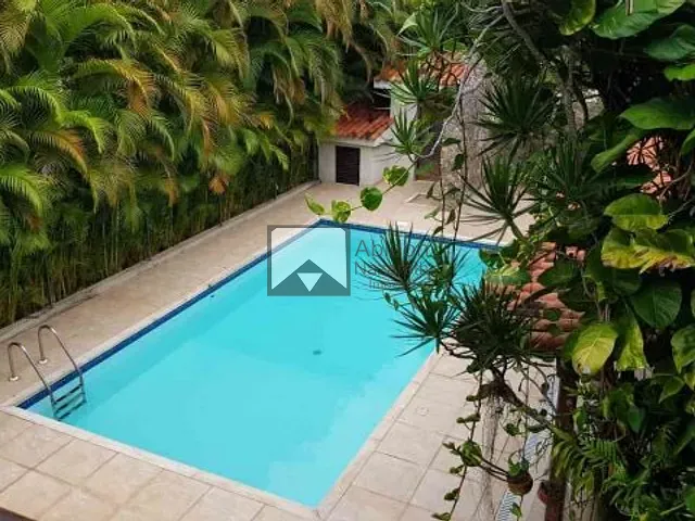 Casa com 880m² 4 quartos e 3 banheiros, à venda, no bairro Piratininga em Niterói