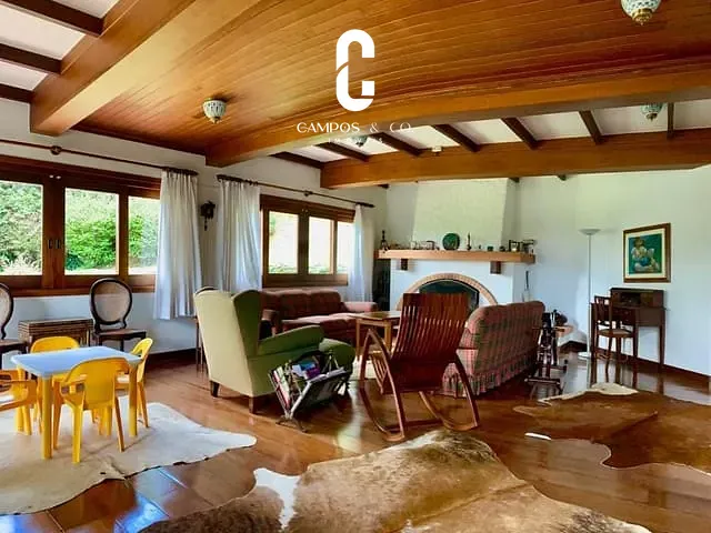 Casa com 3200m² 3 quartos e 3 banheiros, à venda, no bairro Jardim Belvedere em Campos do Jordão