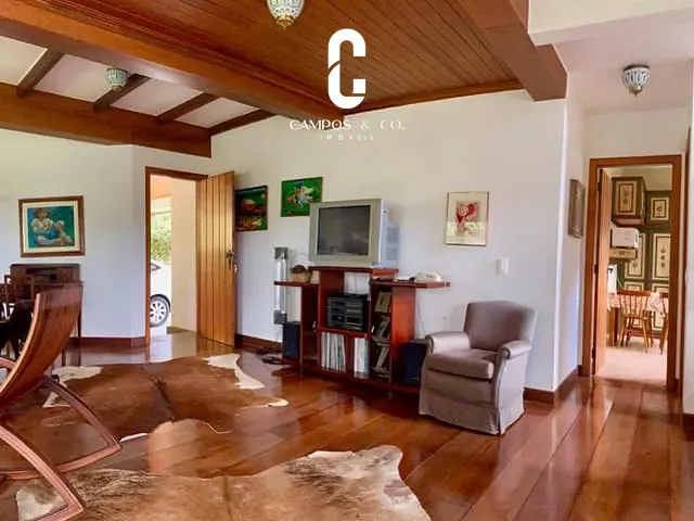 Casa com 3200m² 3 quartos e 3 banheiros, à venda, no bairro Jardim Belvedere em Campos do Jordão