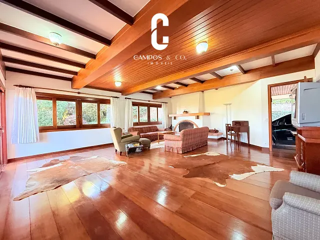 Casa com 3200m² 3 quartos e 3 banheiros, à venda, no bairro Jardim Belvedere em Campos do Jordão