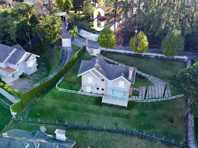 Casa com 1060m² 4 quartos e 4 banheiros, à venda, no bairro Alto do Capivari em Campos do Jordão