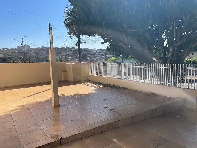Casa com 360m² 3 quartos e 1 banheiro, à venda, no bairro Jardim Trabalhista em Apucarana
