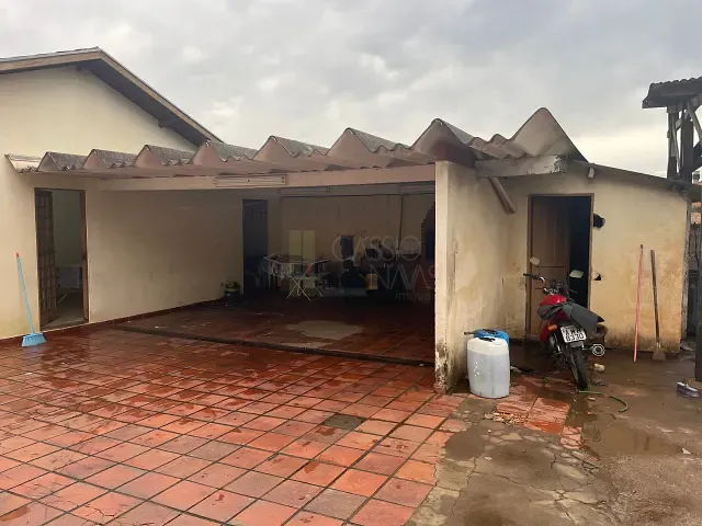 Casa com 468m² 2 quartos e 1 banheiro, à venda, no bairro Jardim Apucarana em Apucarana