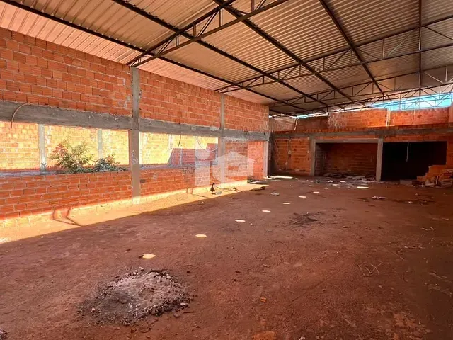 Galpão / Barracão à venda, no bairro Jardim Ouro Verde em Rolândia