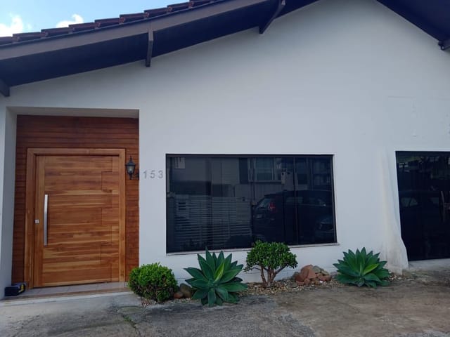 Foto do Casa - "Espaçosa Residência com 2 Dormitórios, Piscina e Área de Festas - Oportunidade Única por R$650 mil, Aceita Permuta!" | MACHADO CORRETORA DE IMÓVEIS LTDA