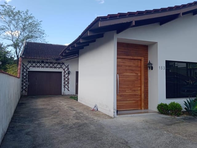 Foto do Casa - "Espaçosa Residência com 2 Dormitórios, Piscina e Área de Festas - Oportunidade Única por R$650 mil, Aceita Permuta!" | MACHADO CORRETORA DE IMÓVEIS LTDA