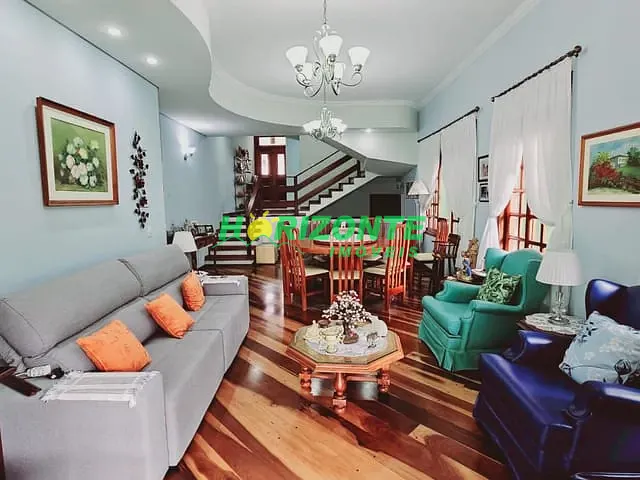 Casa com 348m² 3 quartos e 4 banheiros, à venda, no bairro Urbanova em São José dos Campos