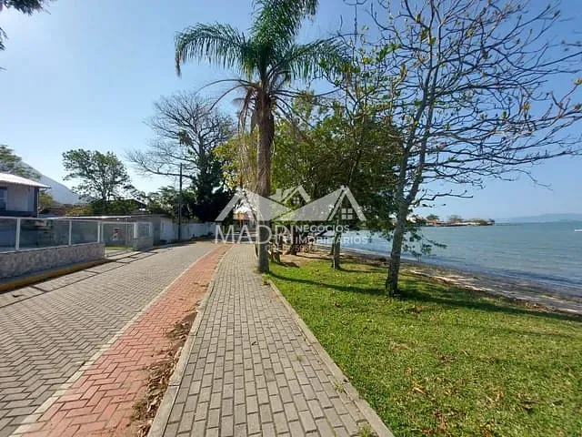 Casa com 351m² 3 quartos e 3 banheiros, à venda, no bairro Praia de Fora em Palhoça