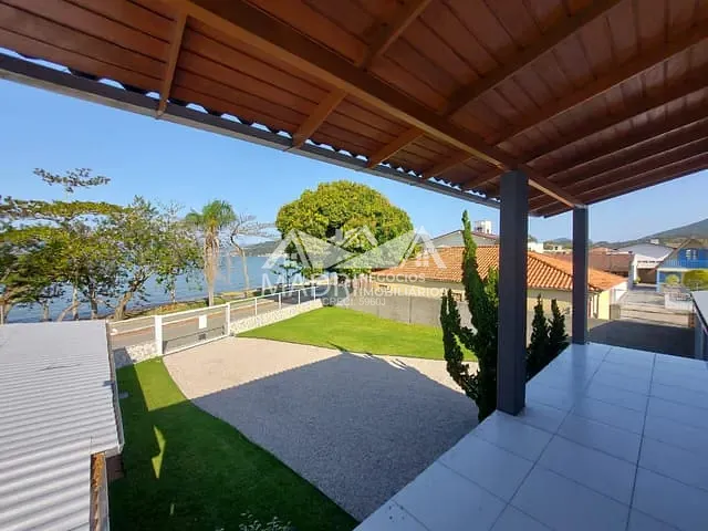 Casa com 351m² 3 quartos e 3 banheiros, à venda, no bairro Praia de Fora em Palhoça