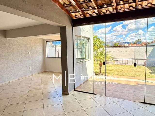 Casa com 340m² 3 quartos e 2 banheiros, à venda ou para alugar, no bairro Vila Vera Cruz em Lavras