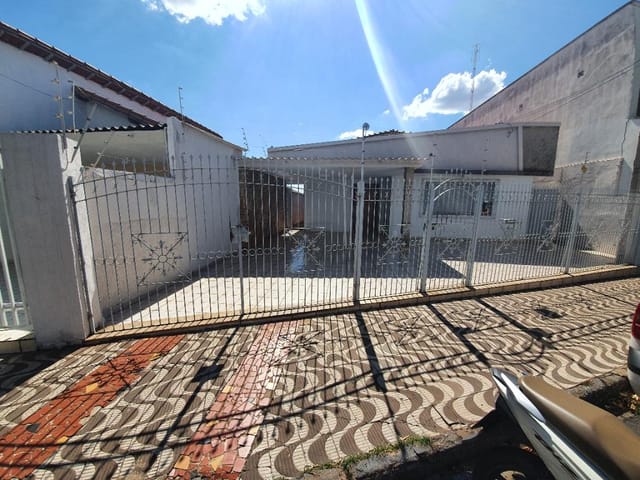 Casa com 230m² 3 quartos e 1 banheiro, à venda, no bairro Centro em Birigüi