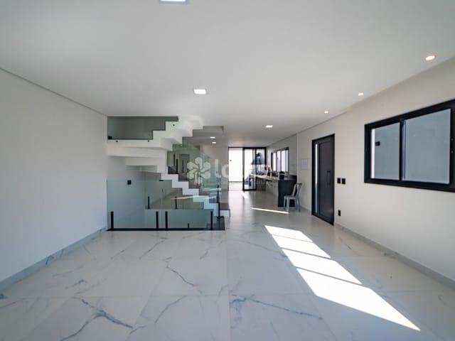 Casa com 175m² 3 quartos e 4 banheiros, à venda ou para alugar, no bairro Portais (Polvilho) em Cajamar