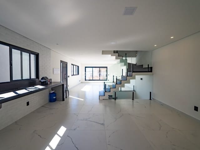 Casa com 175m² 3 quartos e 4 banheiros, à venda ou para alugar, no bairro Portais (Polvilho) em Cajamar