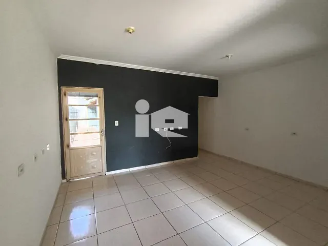 Casa 2 quartos e 1 banheiro, para alugar, no bairro Jardim Europa em Rolândia