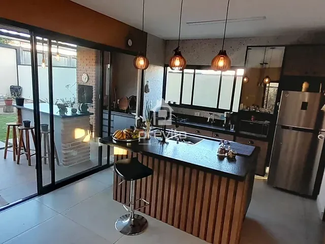 Casa 4 quartos e 4 banheiros, à venda, no bairro Piracangaguá em Taubaté