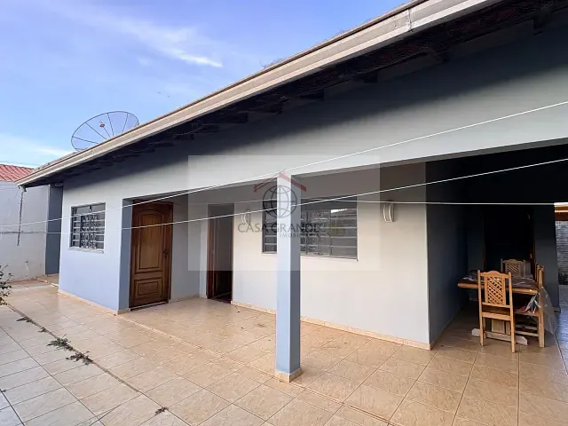 Casa 2 quartos e 1 banheiro, para alugar, no bairro Centro em Rolândia